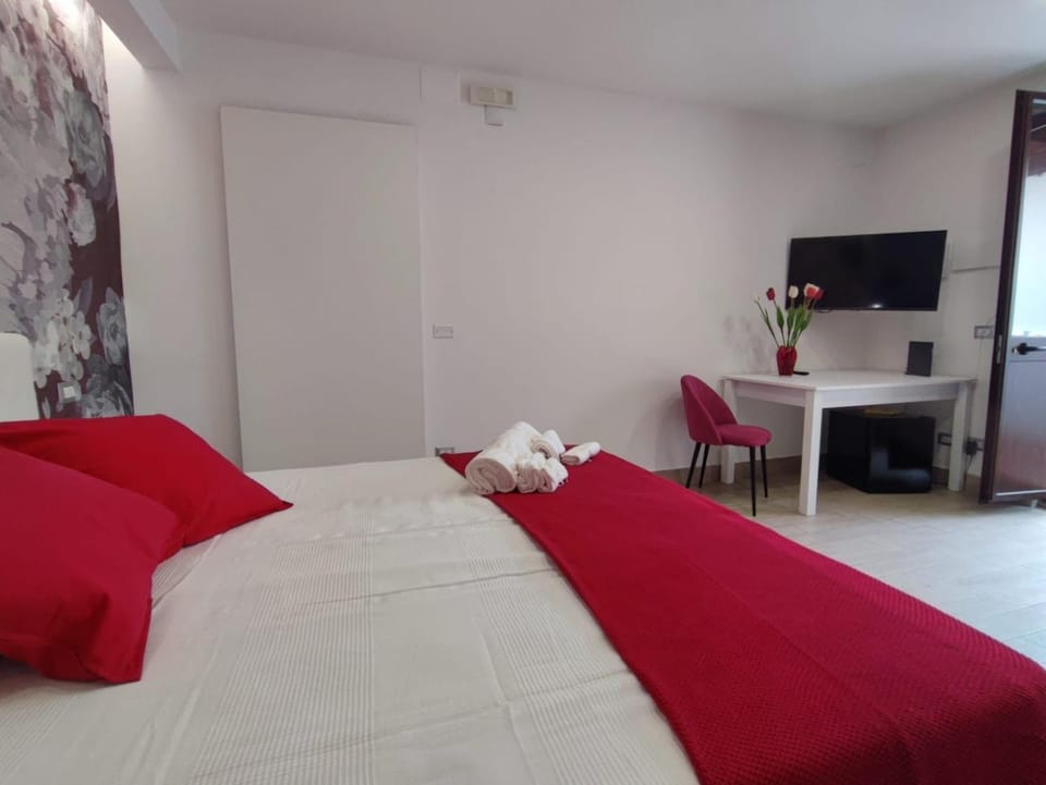 Bed, TV and multimedia, Photo of the whole room, Bedroom, towels