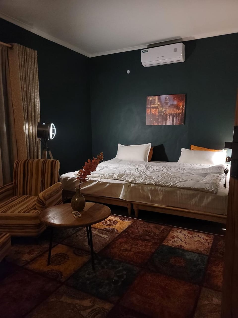 Bed, Photo of the whole room, Seating area