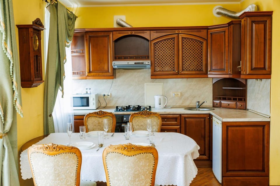 Kitchen or kitchenette, Dining area, microwave, minibar, oven, pet friendly, stove