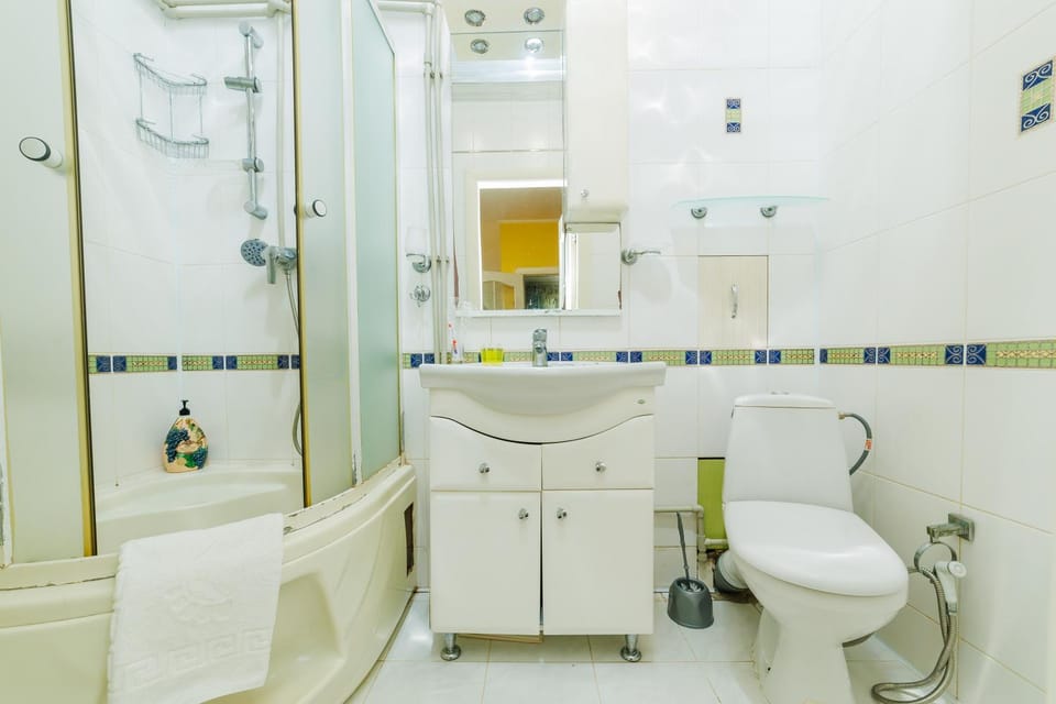 Shower, Toilet, Bathroom, Bath, bidet, towels