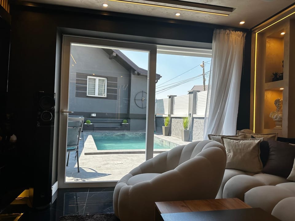 Seating area, Pool view