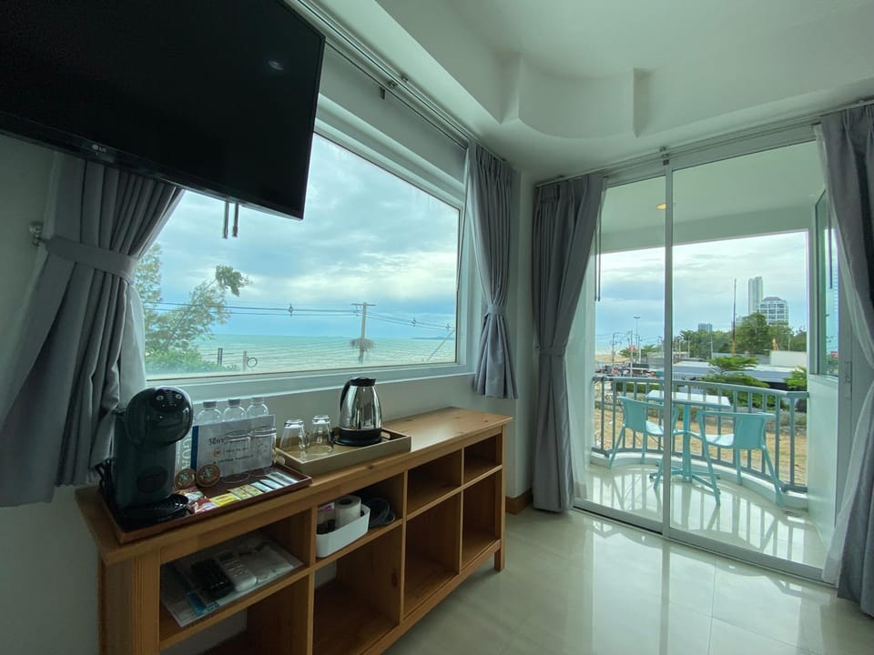 TV and multimedia, Coffee/tea facilities, View (from property/room), Balcony/Terrace, Sea view