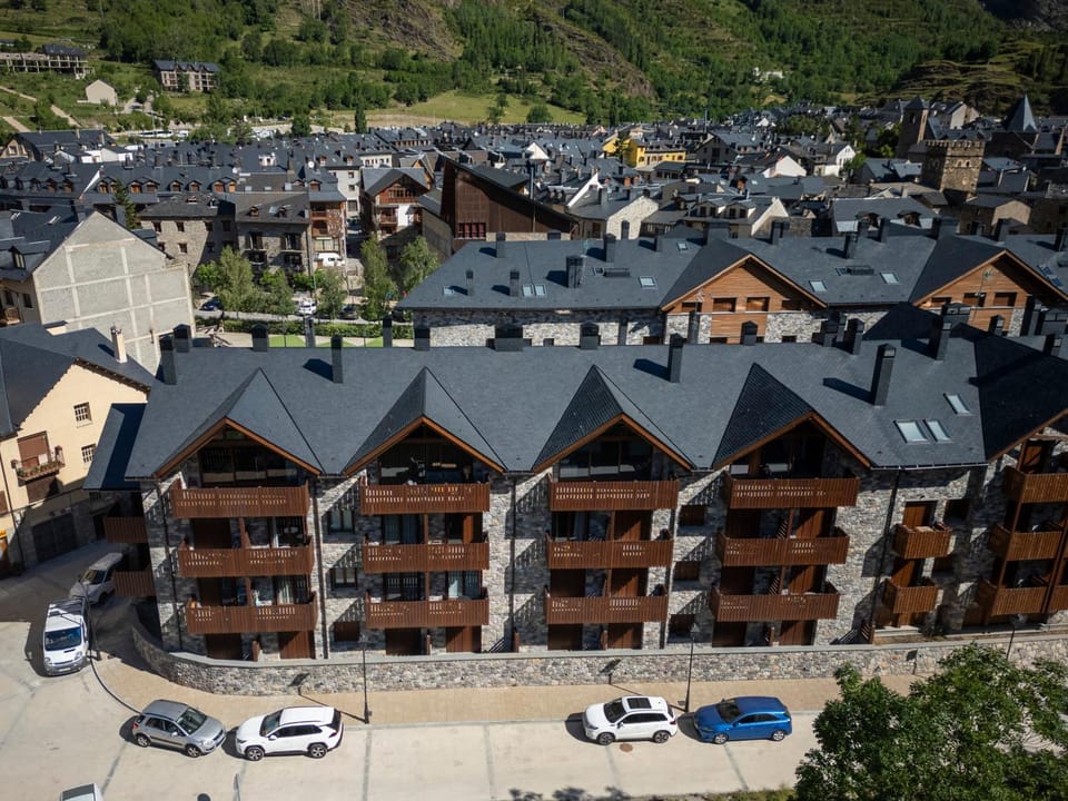 Property building, Bird's eye view, Location