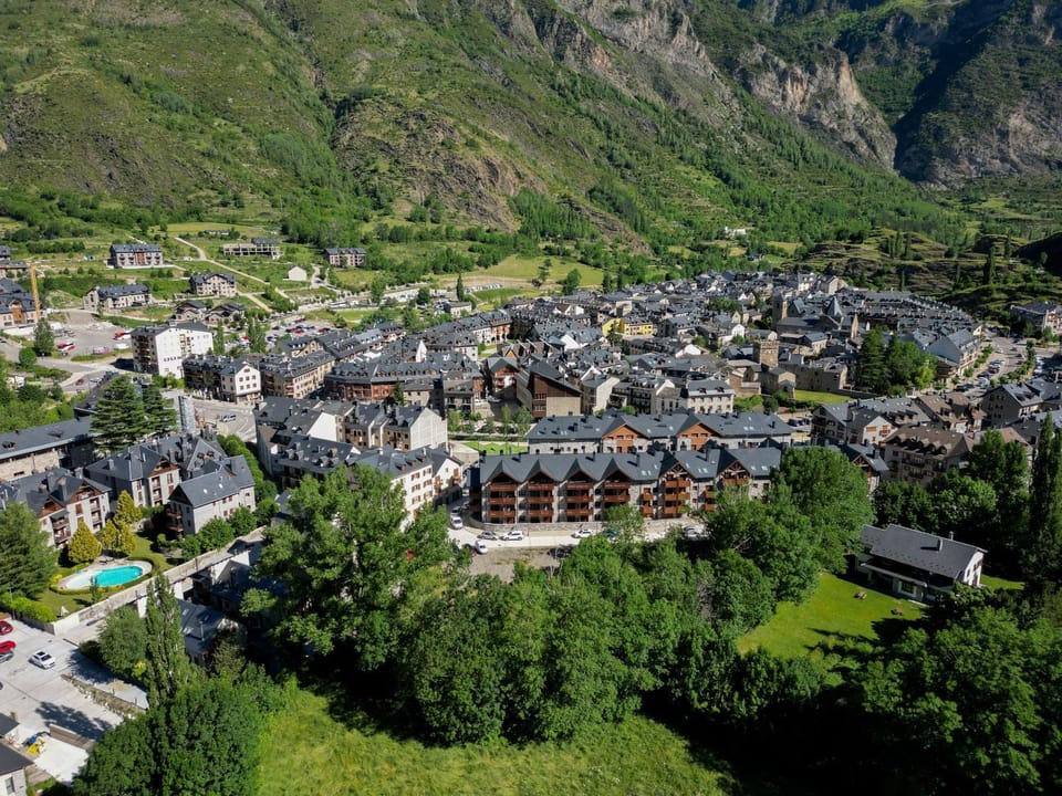 Property building, Neighbourhood, Bird's eye view, Location