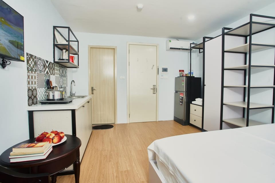 Bed, TV and multimedia, Food and drinks, Bedroom, wardrobe