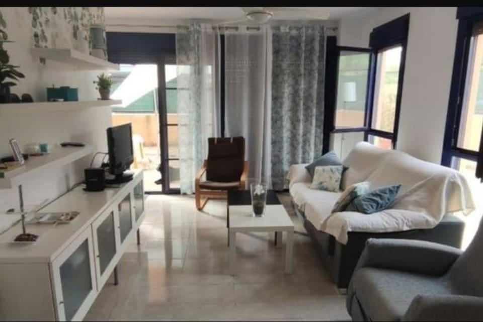 Piso planta baja y gran patio con piscina comunitaria de alquiler temporal Apartment in Daimús