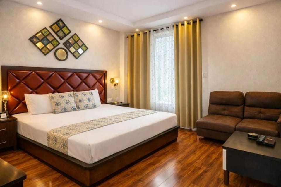 Bed, Photo of the whole room, Seating area