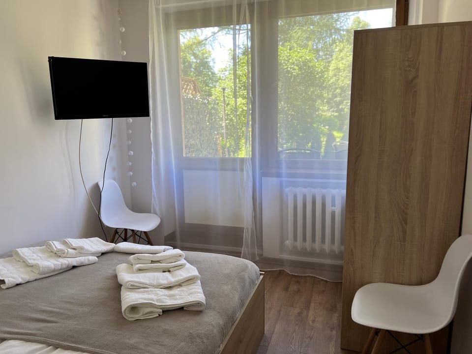 Bed, TV and multimedia, Photo of the whole room, Bedroom, wardrobe