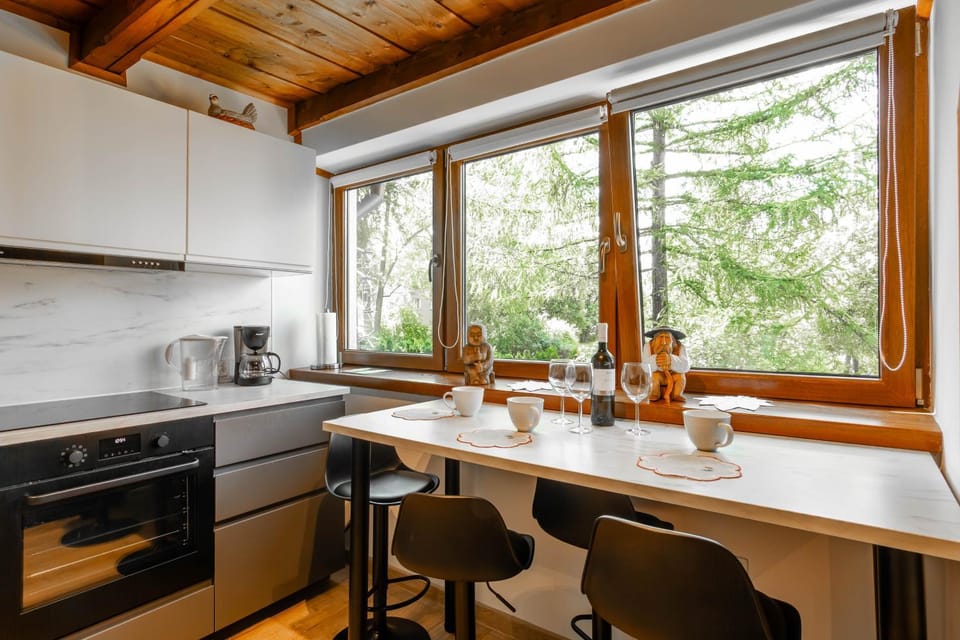 Kitchen or kitchenette, Dining area