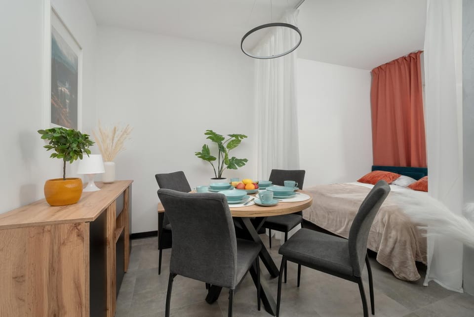 Bed, Living room, Photo of the whole room, Dining area, Bedroom