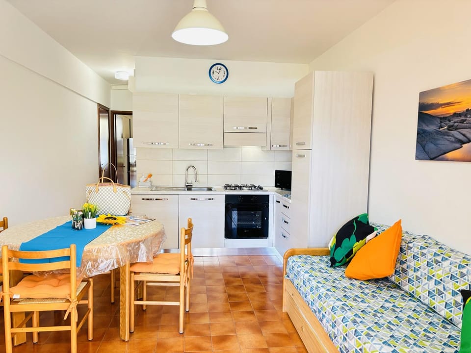 Property building, Kitchen or kitchenette, Living room