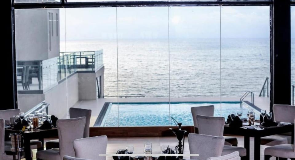 Restaurant/places to eat, Lounge or bar, Pool view