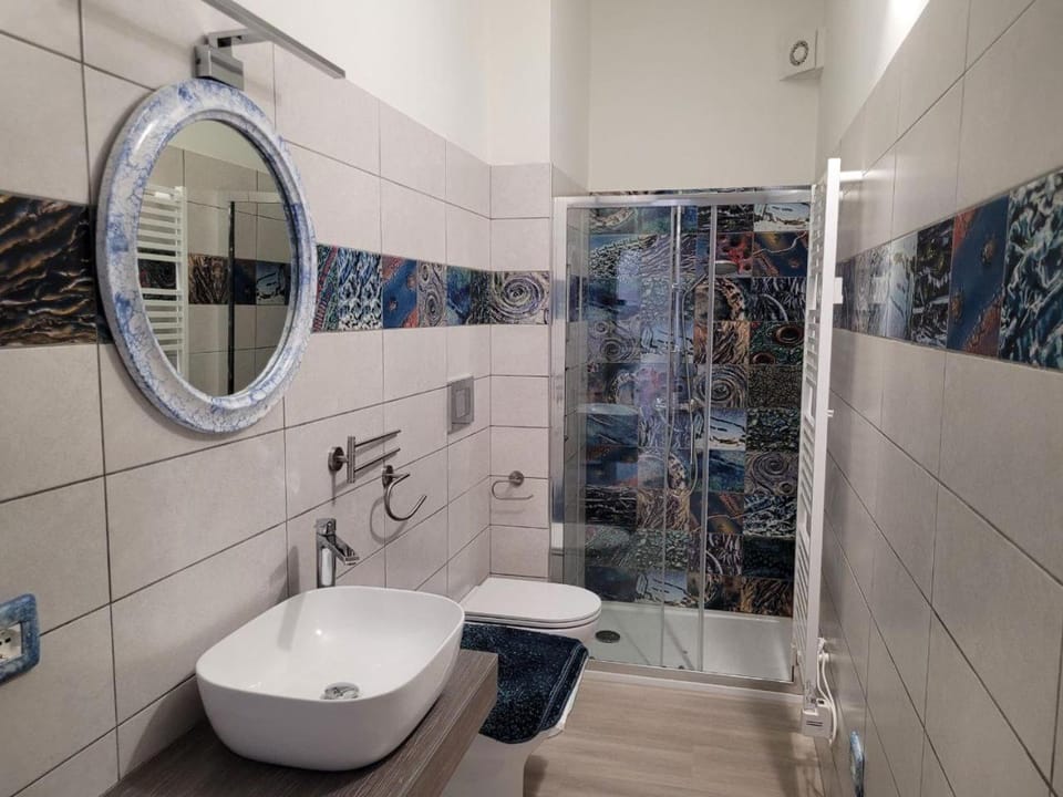 Shower, Toilet, Bathroom, bidet, towels