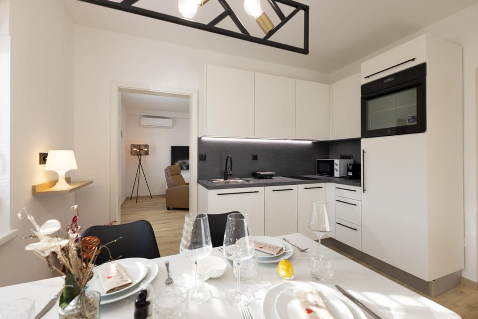 TV and multimedia, Kitchen or kitchenette, Dining area, Food, oven, pet friendly, stove, air conditioner