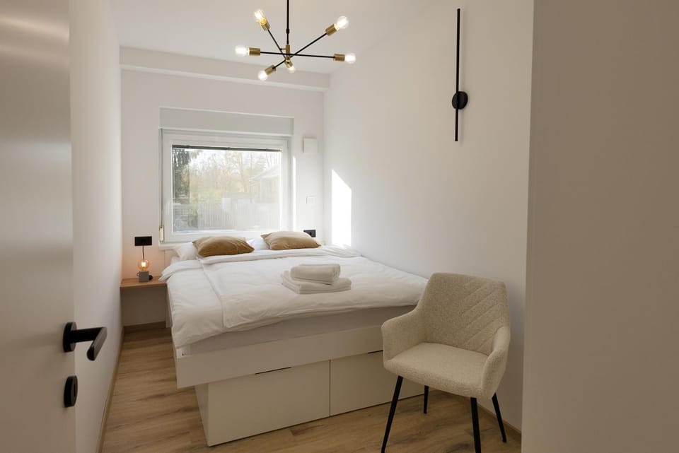 Bed, Bedroom, towels