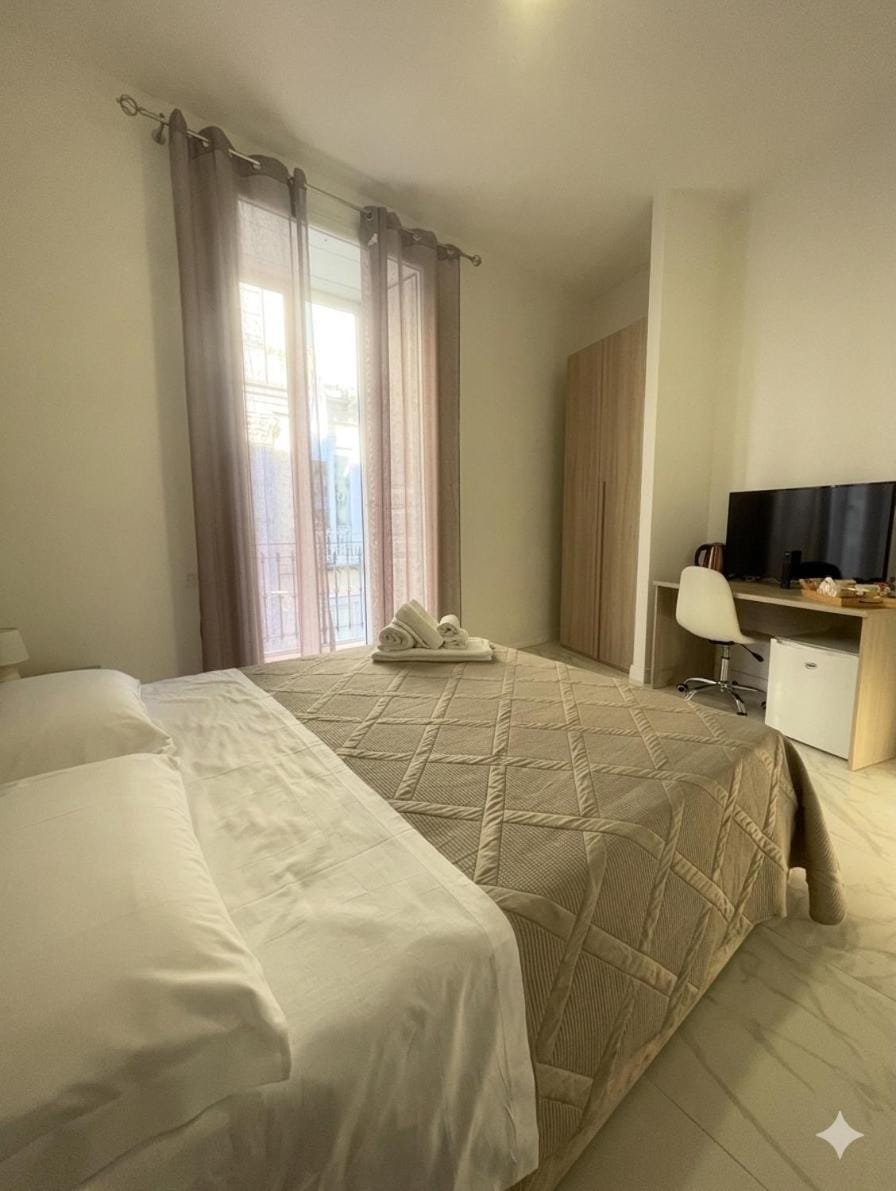 Bed, TV and multimedia, Balcony/Terrace, Photo of the whole room, Bedroom
