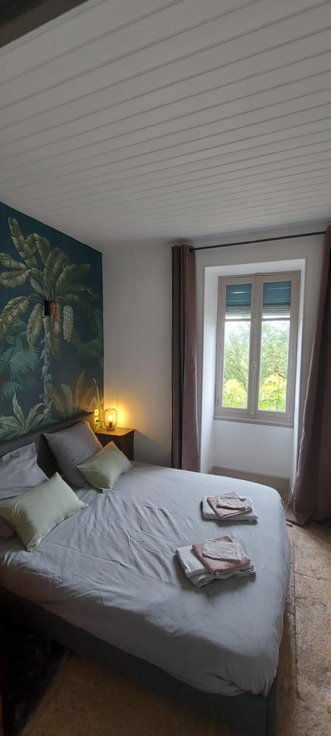 Bed, Photo of the whole room, Bedroom, towels