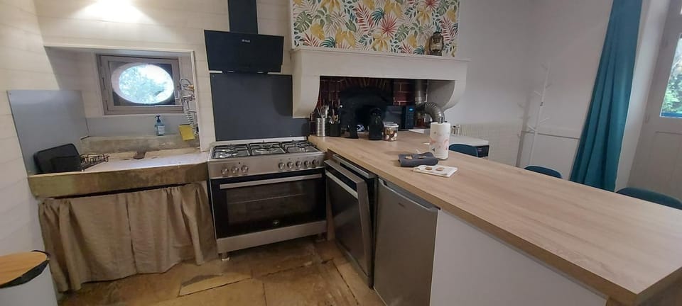 Coffee/tea facilities, Kitchen or kitchenette, dishwasher, oven, stove, toaster