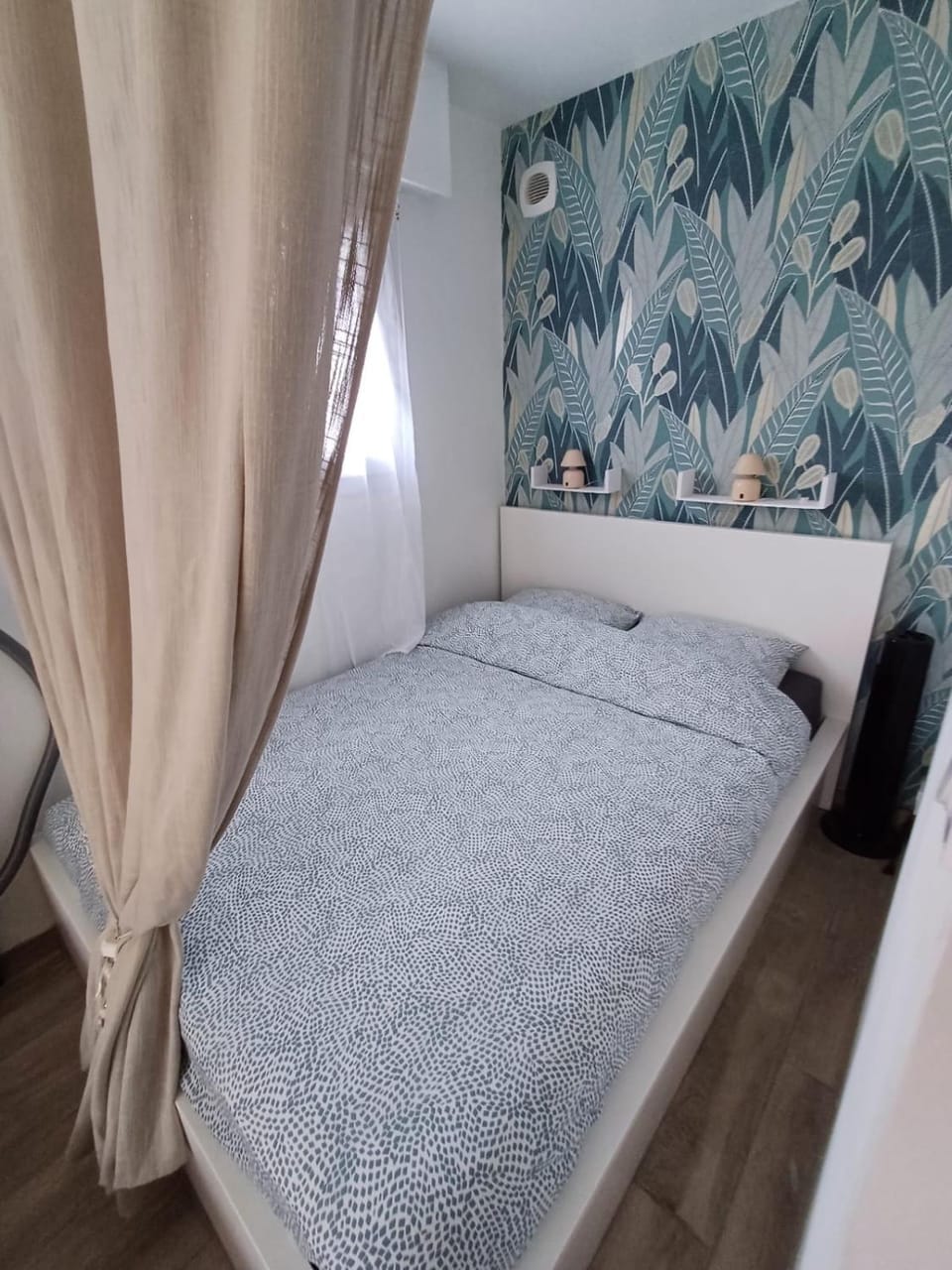 Bed, Photo of the whole room