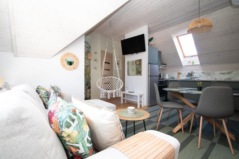 Kitchen or kitchenette, Seating area, Dining area