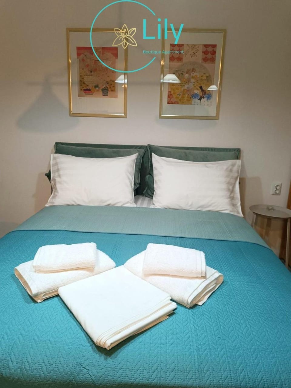 Bed, Bedroom, towels