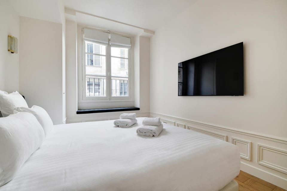 Bed, TV and multimedia, Photo of the whole room, Bedroom, towels