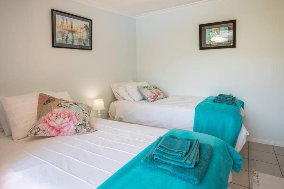 Bed, towels