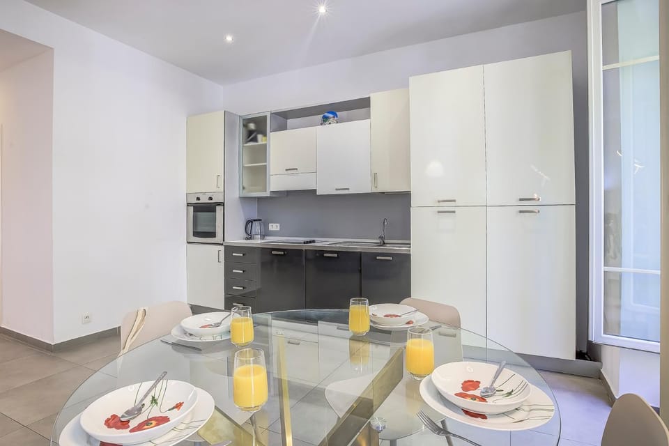 Kitchen or kitchenette, Dining area, stove