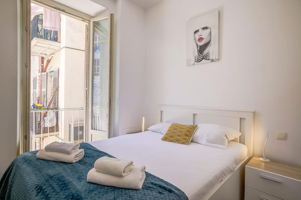 Bed, Bedroom, towels