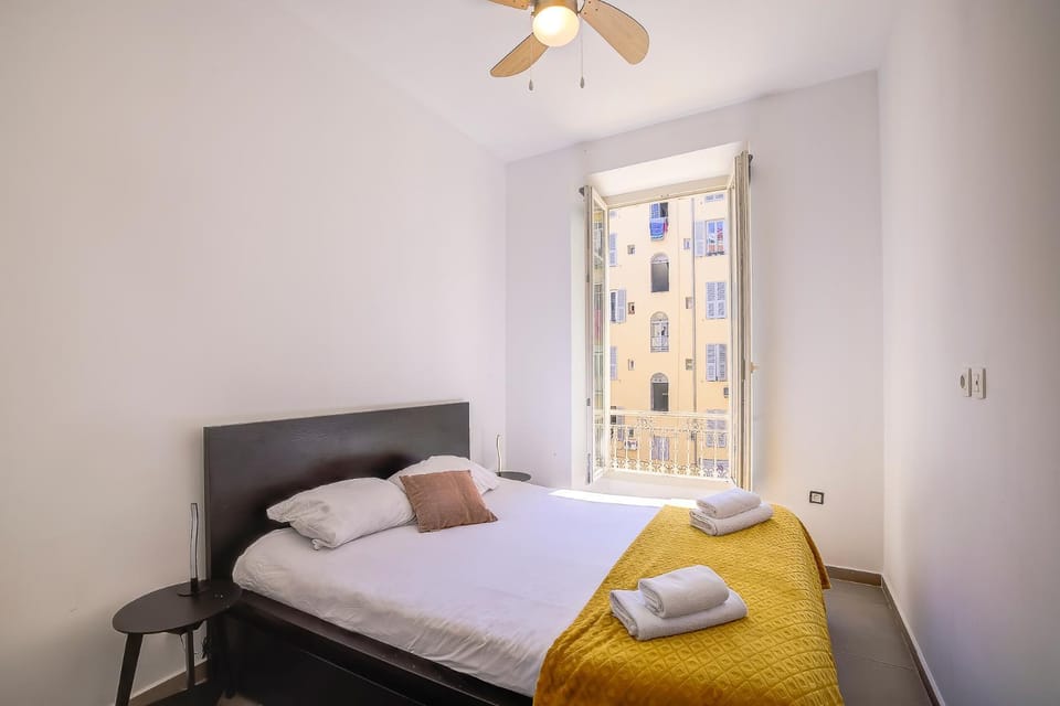 Bed, Bedroom, towels