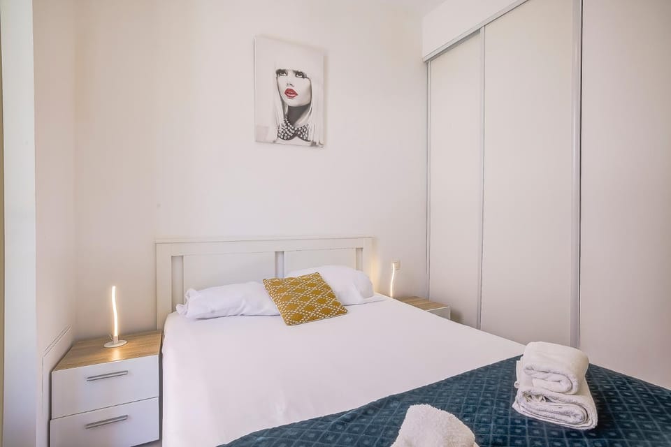 Bed, Bedroom, towels, wardrobe