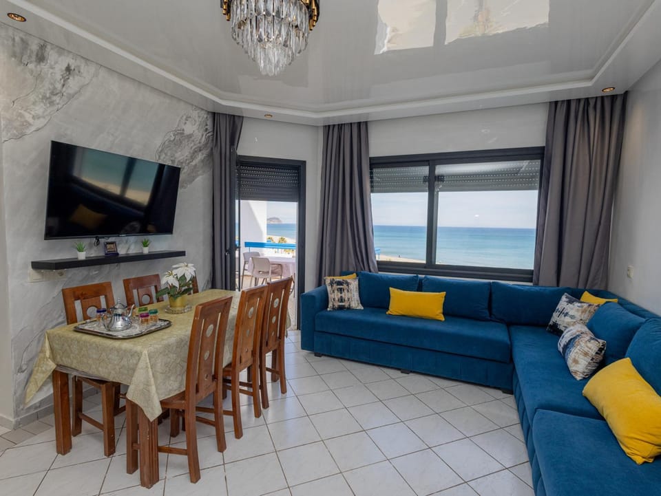 Communal lounge/ TV room, Natural landscape, TV and multimedia, Living room, Seating area, Dining area, Evening entertainment, Sea view