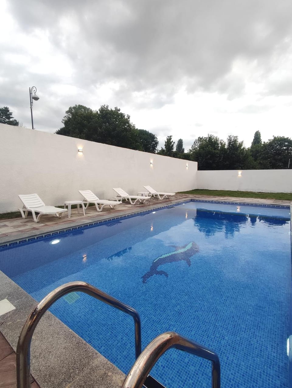 Swimming pool, sunbed