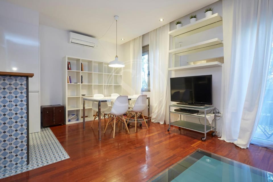 TV and multimedia, Living room, Seating area, Dining area, air conditioner
