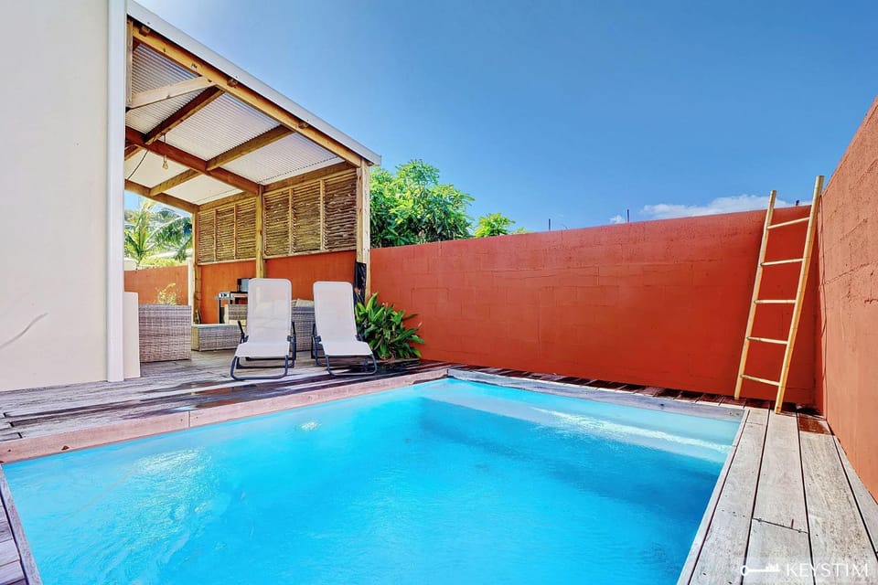 Swimming pool, sunbed