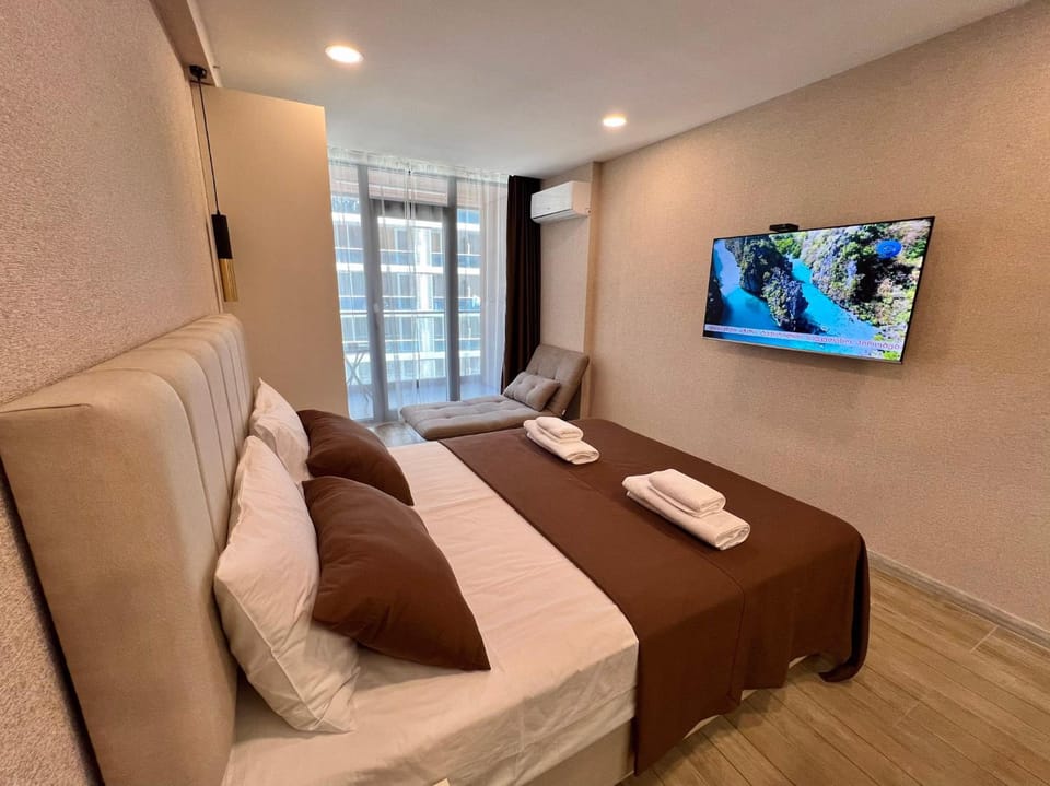Bed, TV and multimedia, Bedroom, towels