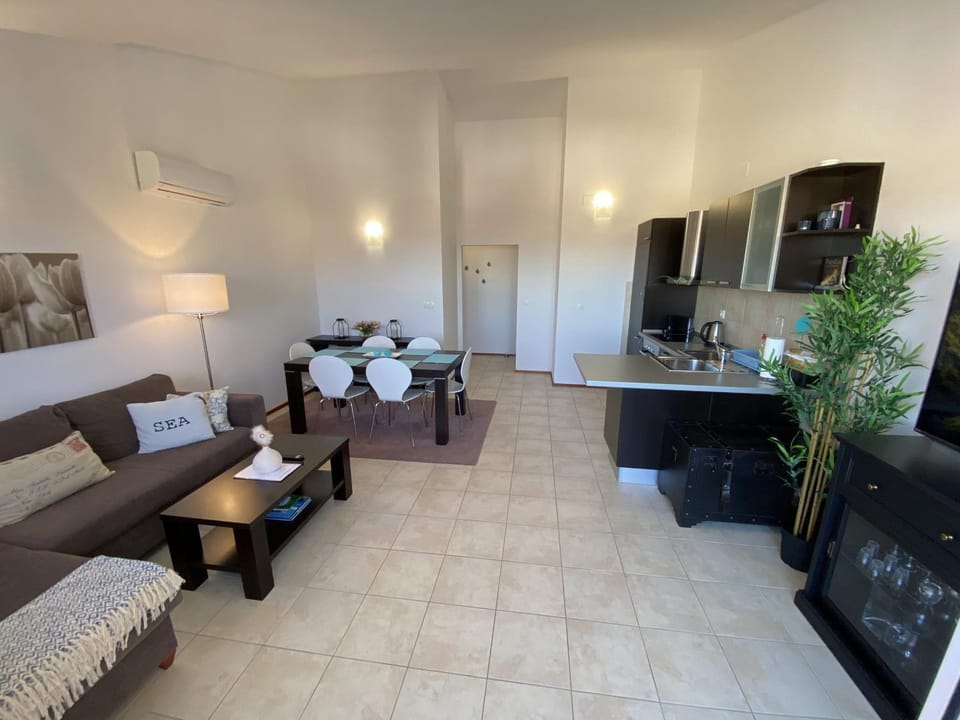 Living room, Dining area, kitchen