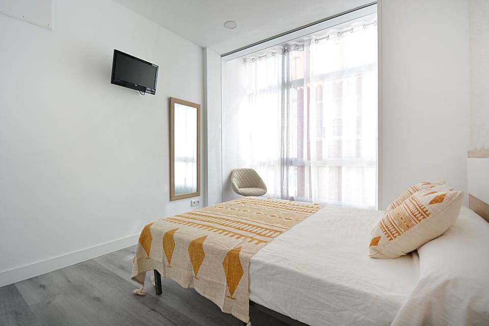 Property building, Bed, Off site, TV and multimedia, Photo of the whole room, Bedroom