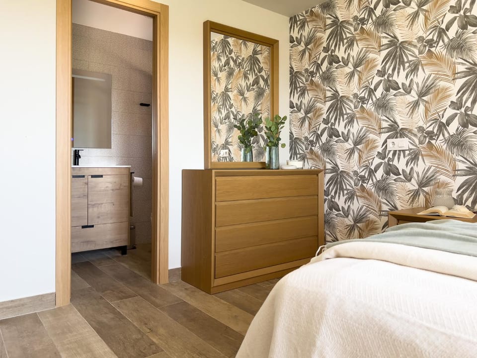 Bed, Photo of the whole room, Bedroom