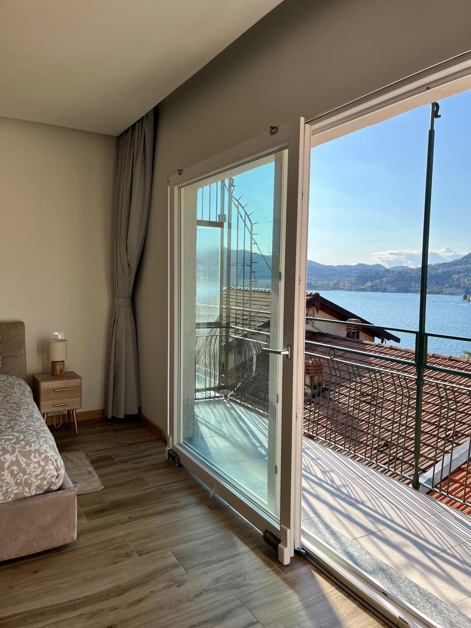 View (from property/room), Balcony/Terrace, Lake view, Mountain view