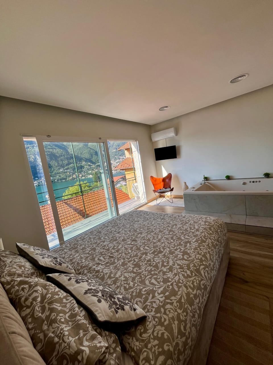 Bed, Living room, Photo of the whole room, Bedroom