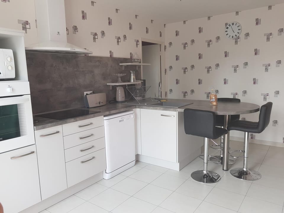 Coffee/tea facilities, Kitchen or kitchenette, microwave, oven, stove, toaster