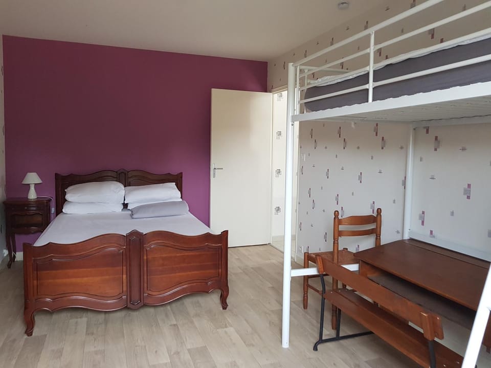 Photo of the whole room, Bedroom