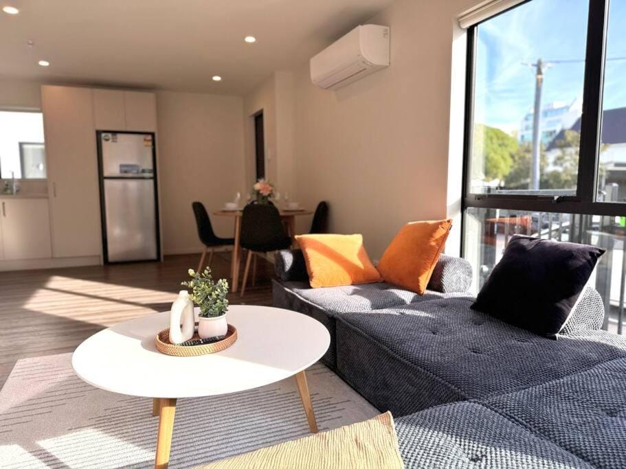 CBD Luxury Parkside Living 2 Bedroom With Parking Apartment in Christchurch