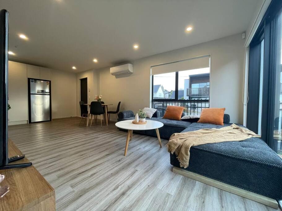 CBD Luxury Parkside Living 2 Bedroom With Parking Apartment in Christchurch