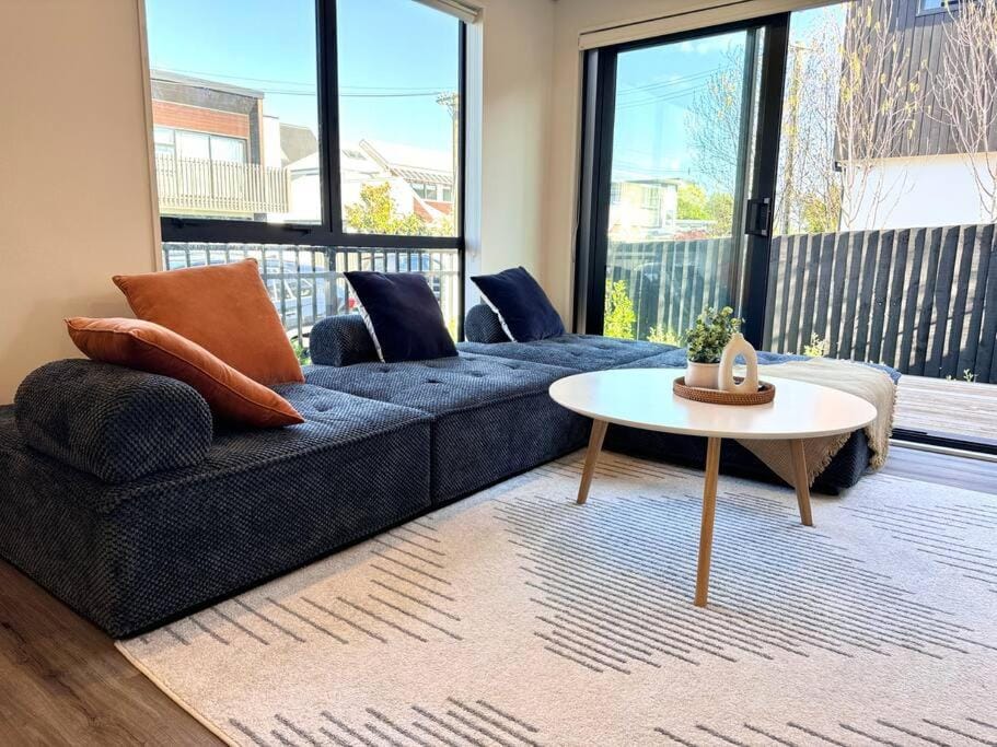 CBD Luxury Parkside Living 2 Bedroom With Parking Apartment in Christchurch