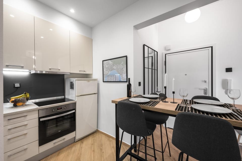 Kitchen or kitchenette, Dining area, oven, stove