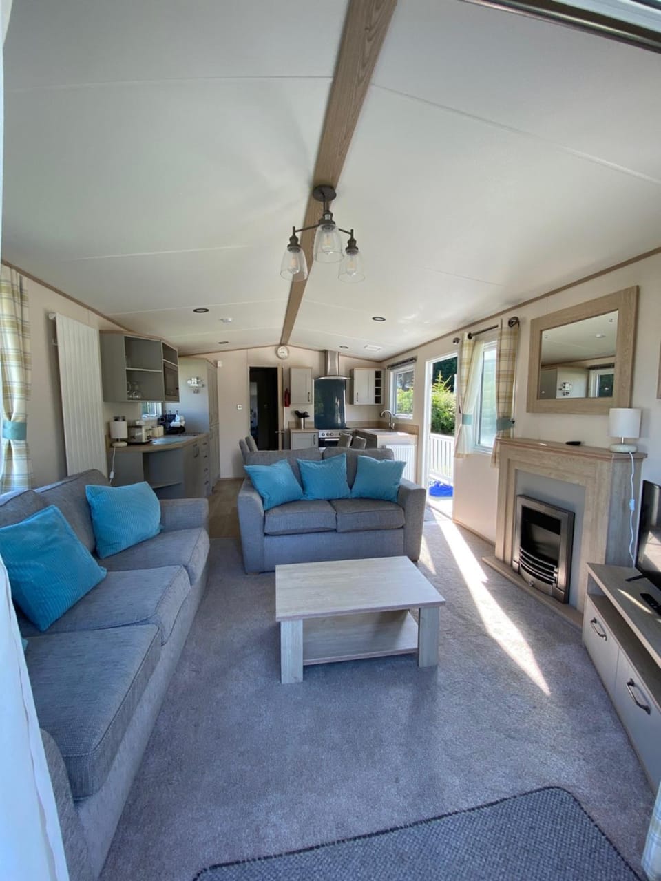 Property building, Kitchen or kitchenette, Living room, Photo of the whole room, Seating area, Dining area, stove