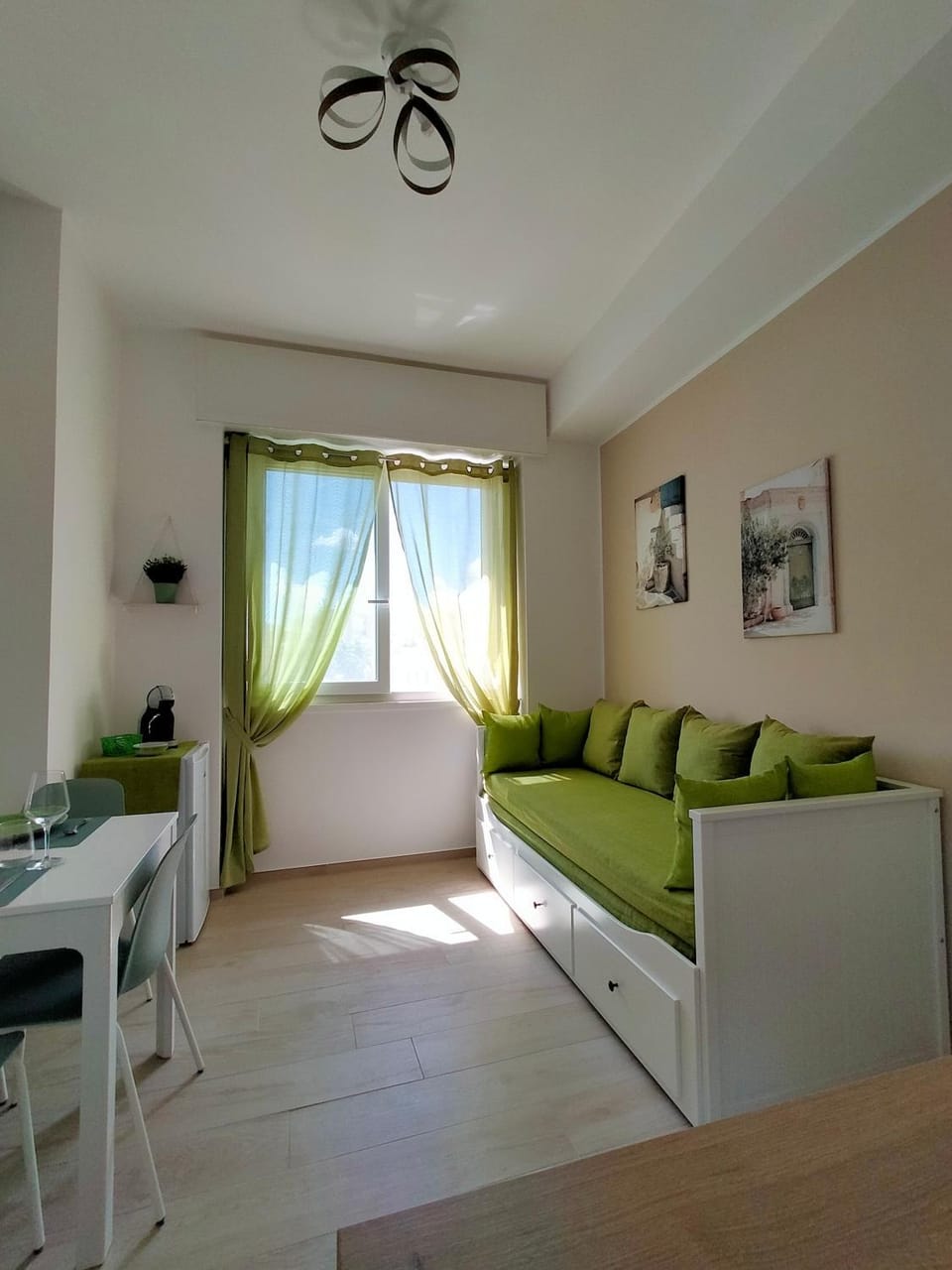 Bed, Living room, Dining area, air conditioner