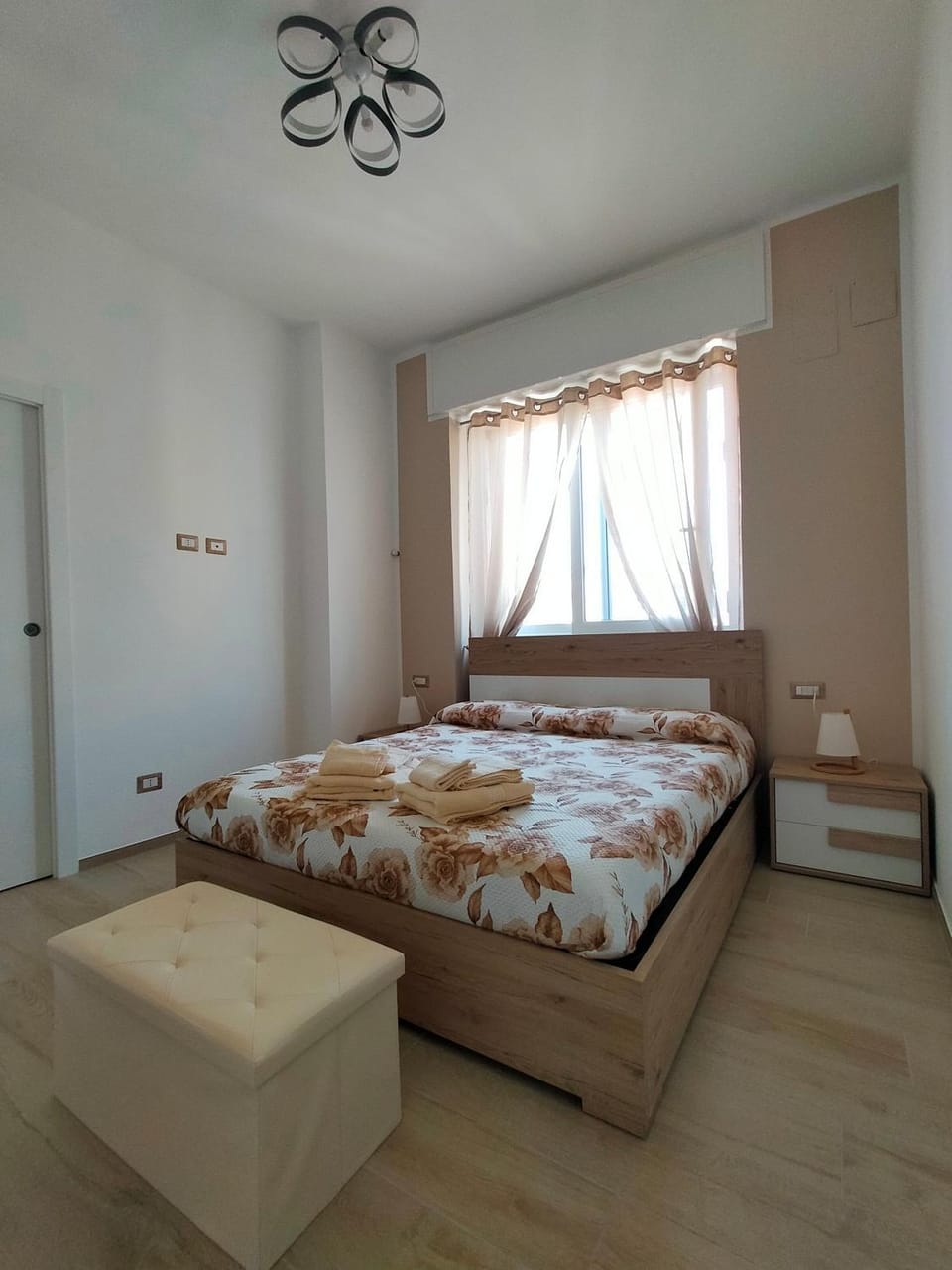 Bed, Bedroom, Inner courtyard view, internet, towels, wardrobe, air conditioner